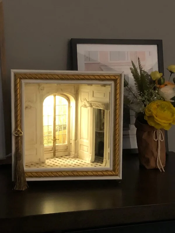 L’epoque de la lumiere: A Light-Filled Miniature Scene Built by Hand