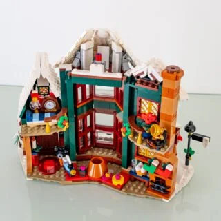 Review LEGO Icons 11387 Holiday House : le set Winter Village 2026