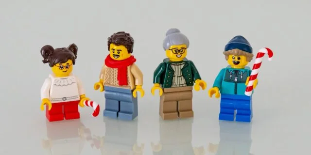 Review LEGO Icons 11387 Holiday House : le set Winter Village 2026