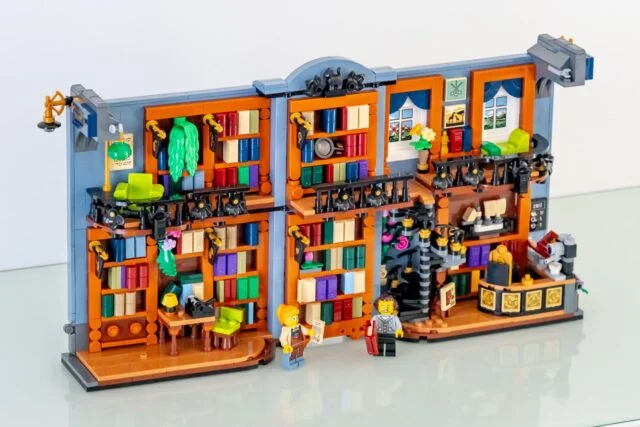 Review LEGO Icons 11379 Bookshop: Book Nook